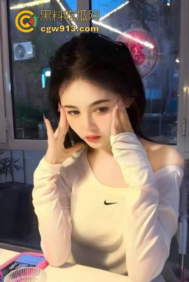 海角大神，尝试与亲妹妹人行天桥上刺激野战，全方位打桩被湿滑蜜舌榨干，真的太刺激了！