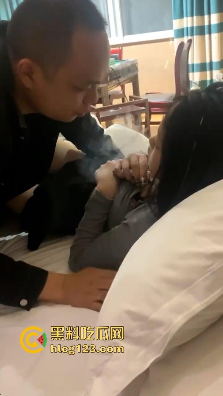 迷奸夜店小妹自己送上门的白操骚货 意识模糊被老男人吃干抹尽 玩了一个晚上！