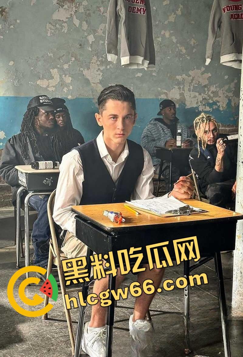 国外富二代看NBA被成人女星女友口射现场曝光，女友嘴里吞精还擦嘴，这俩淫货真是坐着在哪都能玩！