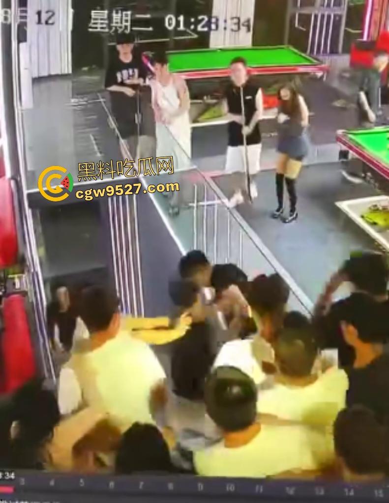 云南台球室血腥斗殴！黑衣男怒召兄弟暴揍一人，台球杆打头断裂，老板说打坏你们五五分！