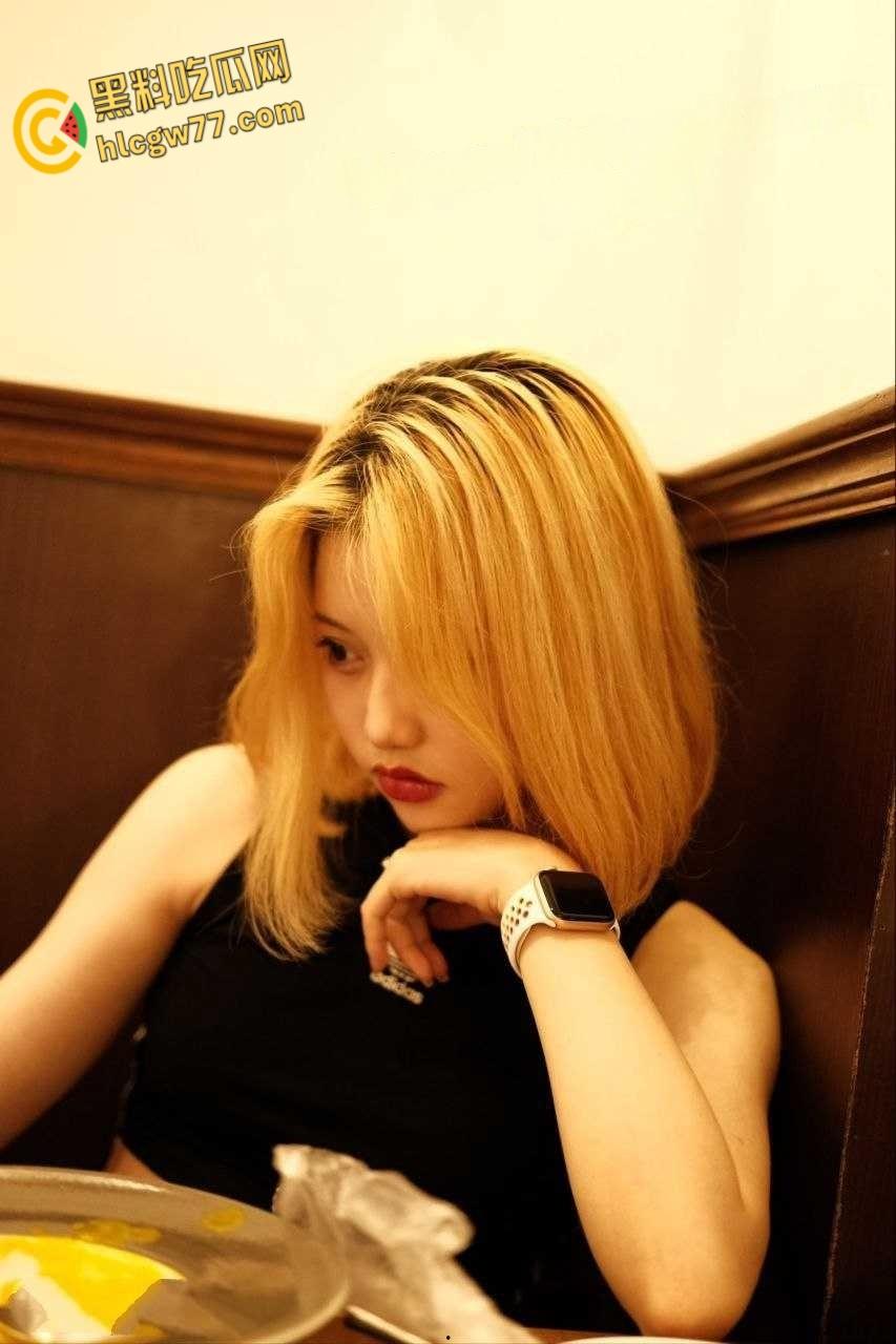 眼镜婊颜值御姐 挺翘的酥胸下体还是小粉红的骚女与体校生猛男约炮视频流出