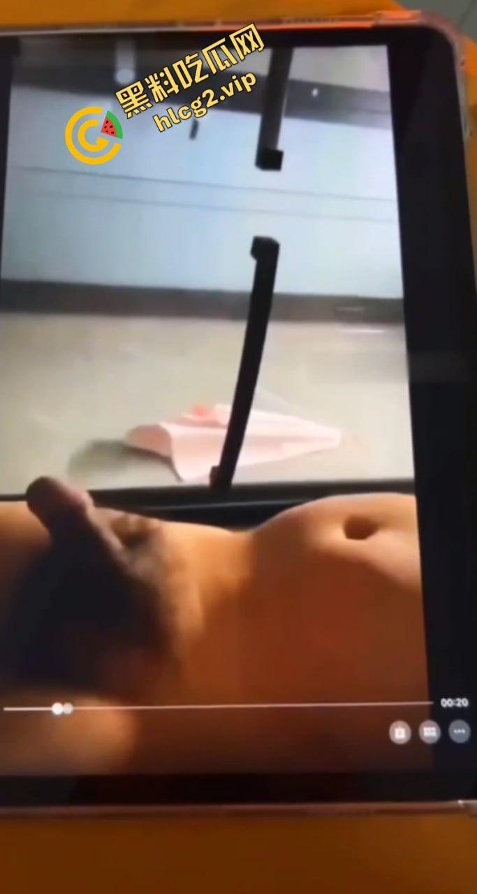 老瓜新吃!小杨哥爸爸深夜聊骚露鸡巴 视频误发业主群 网友直呼辣眼睛