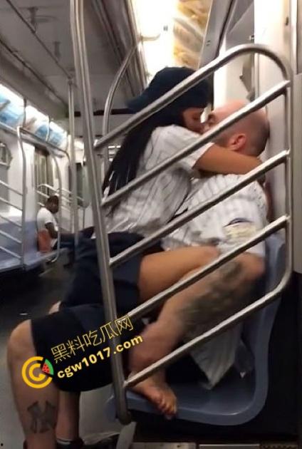 2025最疯户外野战!女主身材火辣,天台、树梢、电梯激战,猛浪与尴尬交织,各种场景爆操无极限!