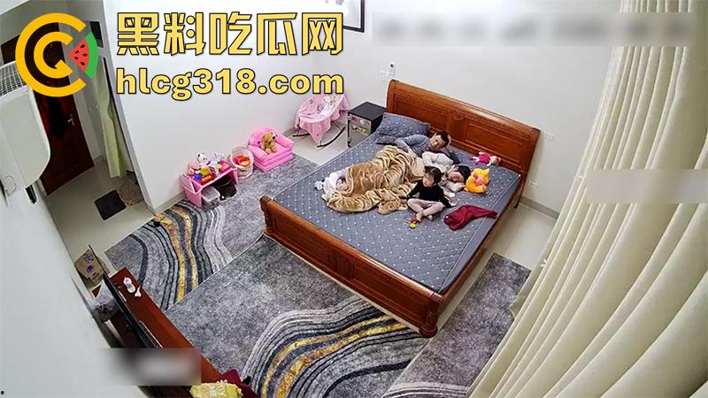 公公当着孩子面操儿媳，趁儿子不在家来到儿媳房间，借口看孙女实际操儿媳，监控拍下做爱现场！