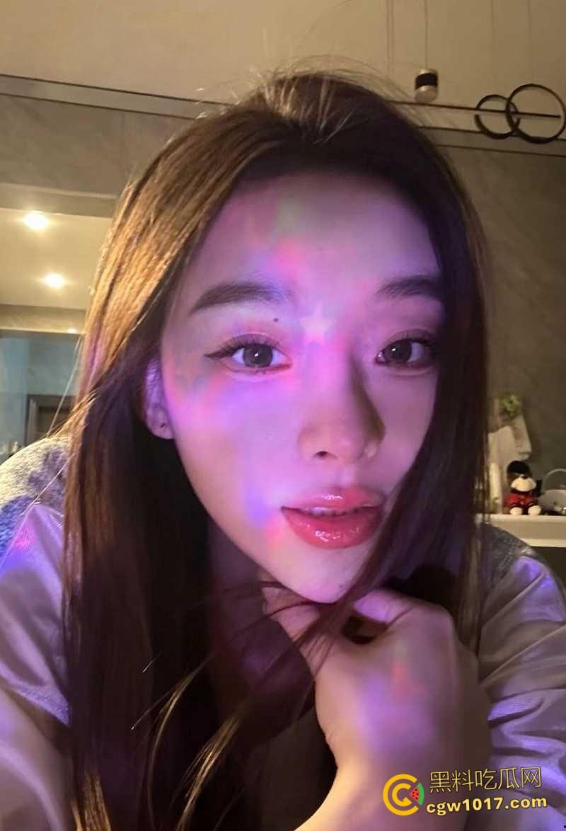 广州性感拜金女【张亦扬】，与金主楼梯野战，拍各种露脸口交，房间里堆满淫装阳具，疯狂捞金毫无底线！