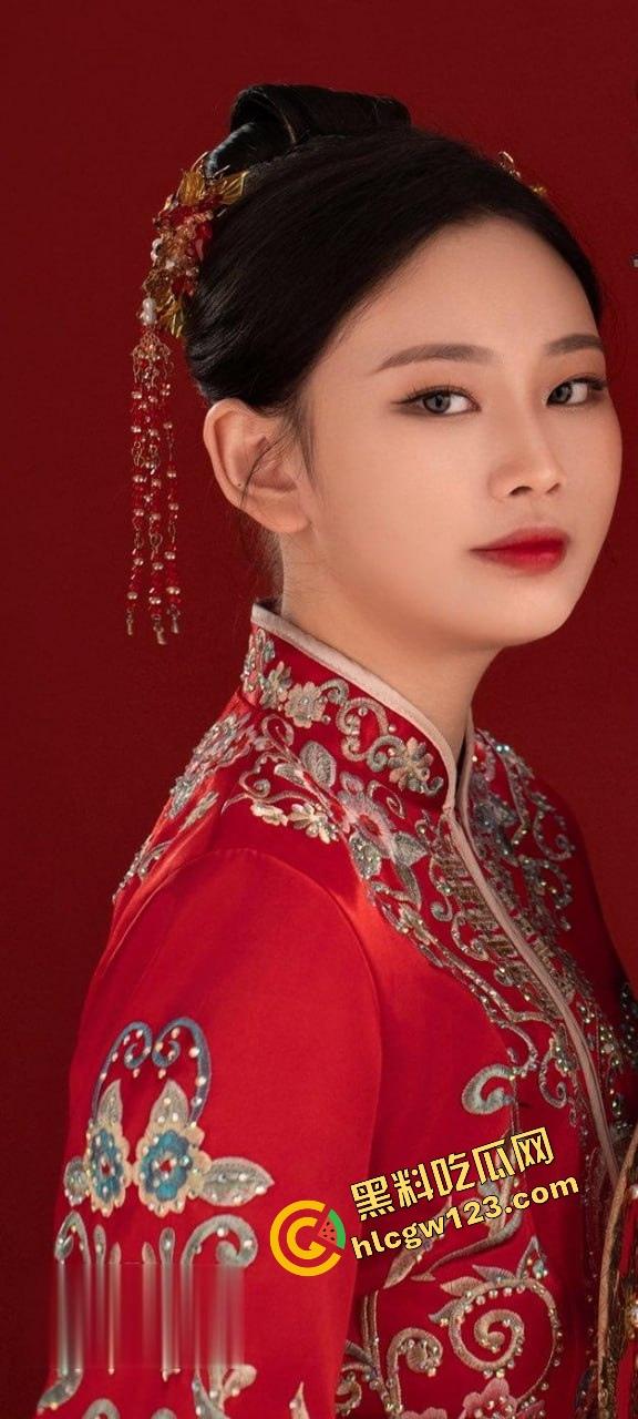 长沙『孙悦』结婚当天跟绿帽老公玩3P到天亮,婚纱白裙湿成奶油布丁,前男友肏完老公舔干!