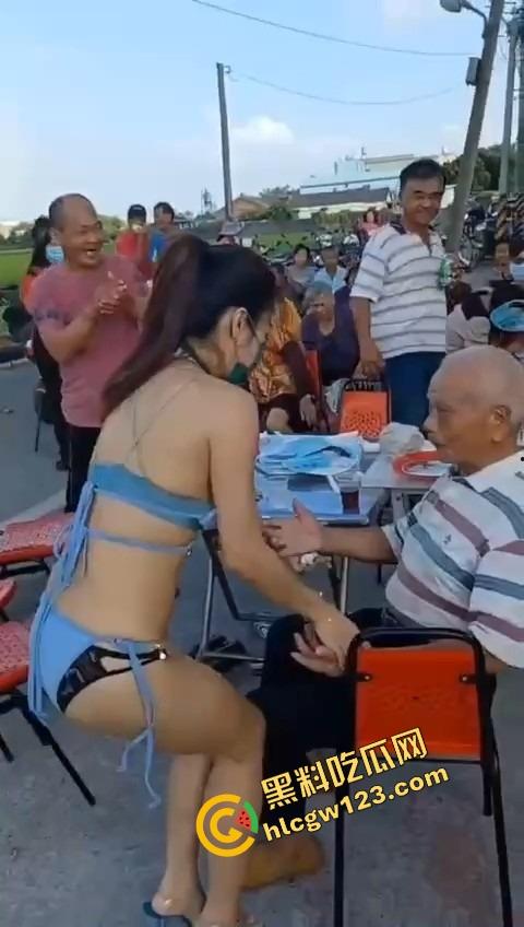 80岁老伯生日点名要比基尼小妹来陪跳艳舞,海绵体硬不起来也要吸奶当蛋糕舔,这是男人最后的倔强!