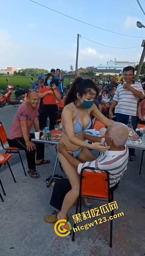 80岁老伯生日点名要比基尼小妹来陪跳艳舞,海绵体硬不起来也要吸奶当蛋糕舔,这是男人最后的倔强!