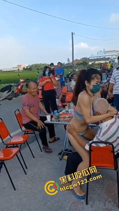 80岁老伯生日点名要比基尼小妹来陪跳艳舞,海绵体硬不起来也要吸奶当蛋糕舔,这是男人最后的倔强!