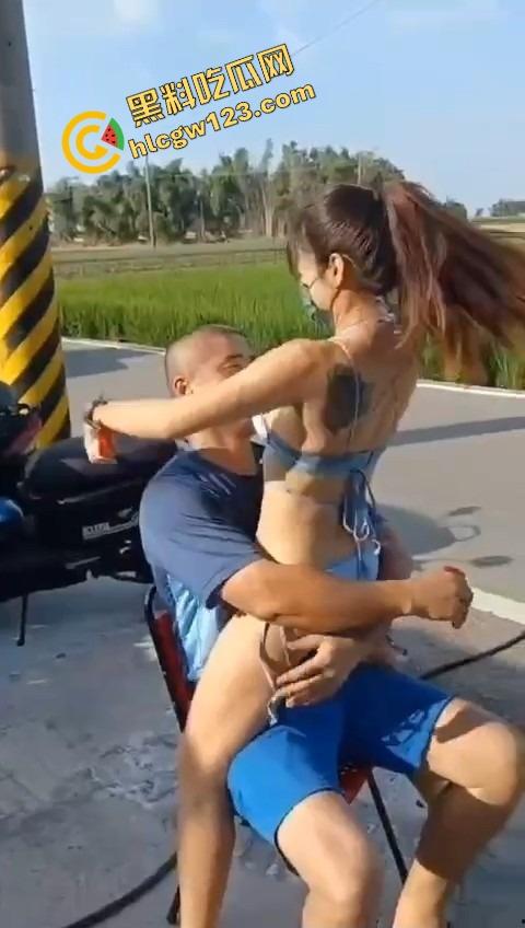 80岁老伯生日点名要比基尼小妹来陪跳艳舞,海绵体硬不起来也要吸奶当蛋糕舔,这是男人最后的倔强!