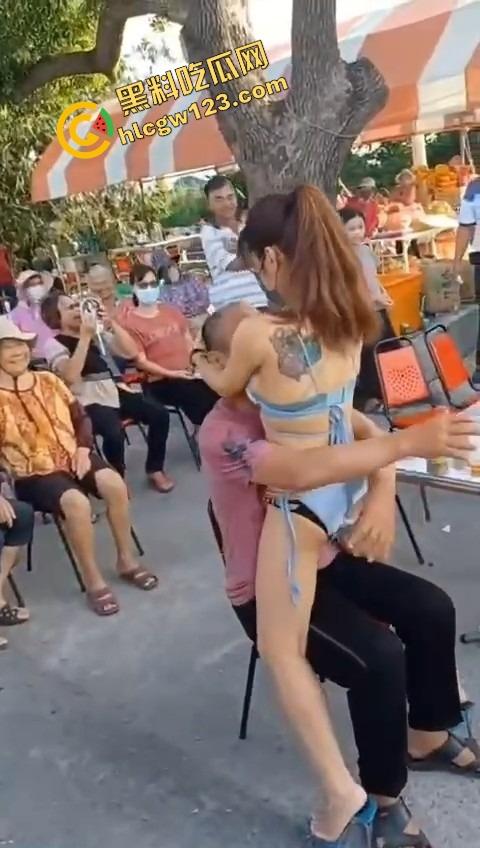 80岁老伯生日点名要比基尼小妹来陪跳艳舞,海绵体硬不起来也要吸奶当蛋糕舔,这是男人最后的倔强!