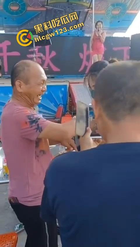 80岁老伯生日点名要比基尼小妹来陪跳艳舞,海绵体硬不起来也要吸奶当蛋糕舔,这是男人最后的倔强!