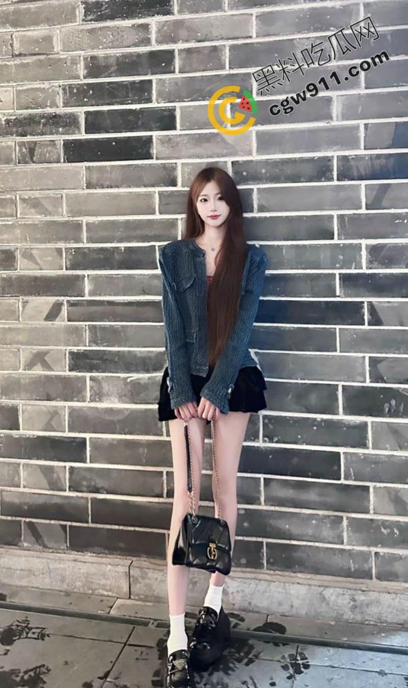 广西柳州大长腿美女【刘璐】成富二代胯下母狗!戴黑皮项圈深喉服侍,翘臀高撅撞击啪啪,狂野摆动高潮尖叫震天