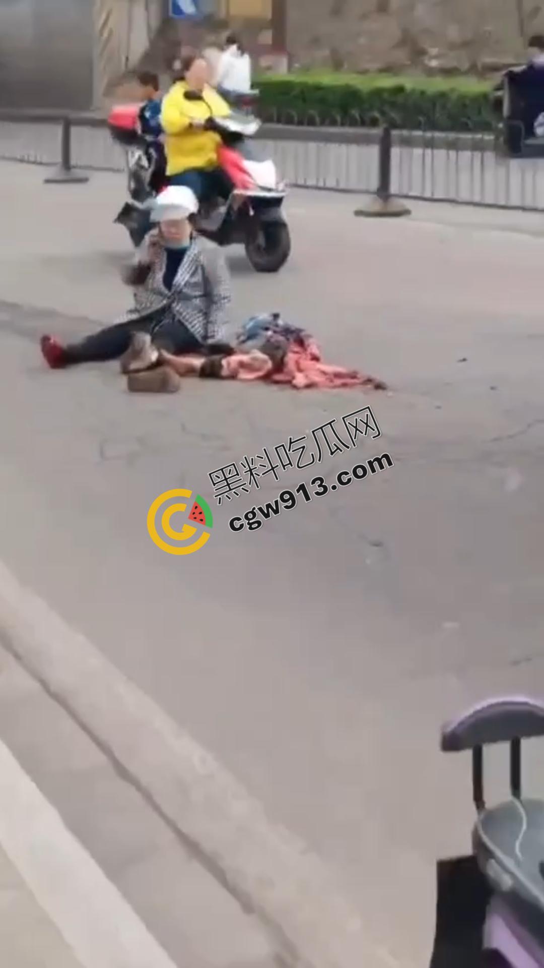 山西孝义发生惨烈车祸:老人骑电动车载孙子与垃圾车相撞,一死一伤震撼全场,现场怵目惊心,小编也被吓得腿软