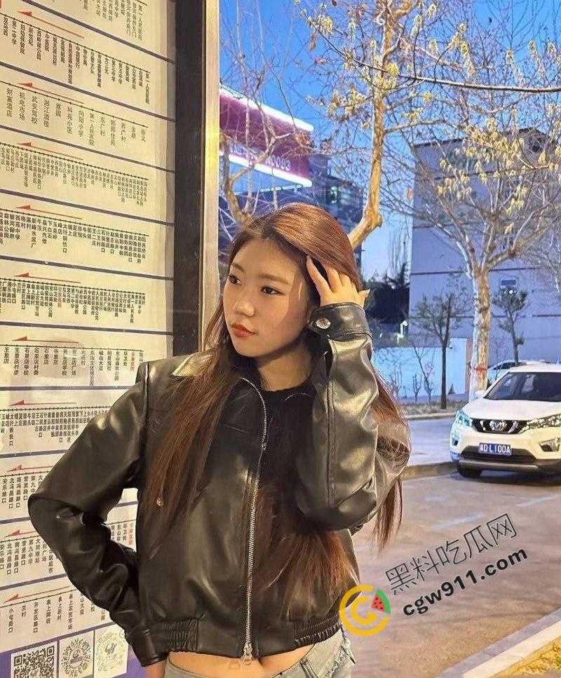 西安外国语大学校花【何岚婷】万元包养记:黑丝开裆被狂暴后入,跪地深喉,淫水四溢,金主疯狂调教,淫荡至极!