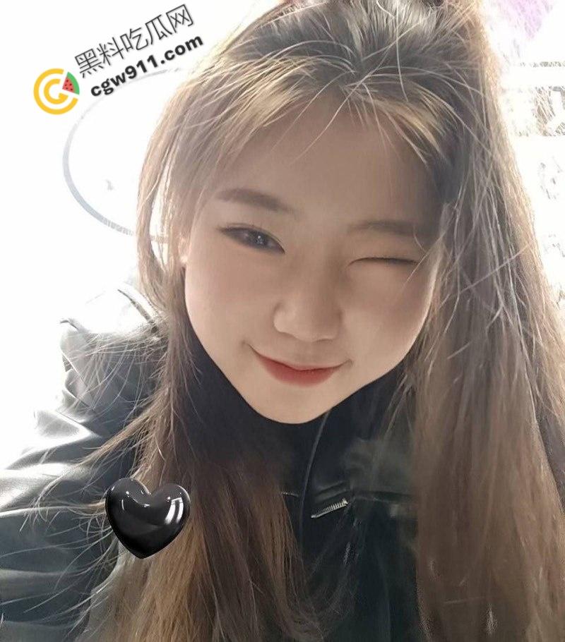 西安外国语大学校花【何岚婷】万元包养记:黑丝开裆被狂暴后入,跪地深喉,淫水四溢,金主疯狂调教,淫荡至极!