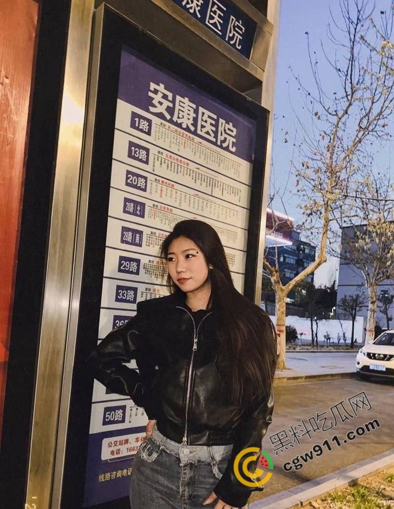 西安外国语大学校花【何岚婷】万元包养记:黑丝开裆被狂暴后入,跪地深喉,淫水四溢,金主疯狂调教,淫荡至极!