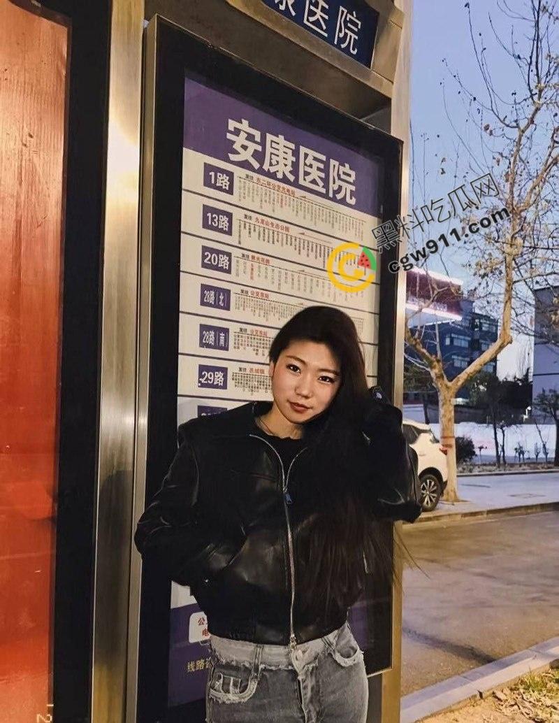 西安外国语大学校花【何岚婷】万元包养记:黑丝开裆被狂暴后入,跪地深喉,淫水四溢,金主疯狂调教,淫荡至极!