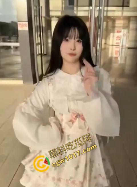 赤裸情侣路灯下野战!小哥疯狂后入,女友淫荡浪叫,惊爆路人眼球,视觉与听觉的双重冲击