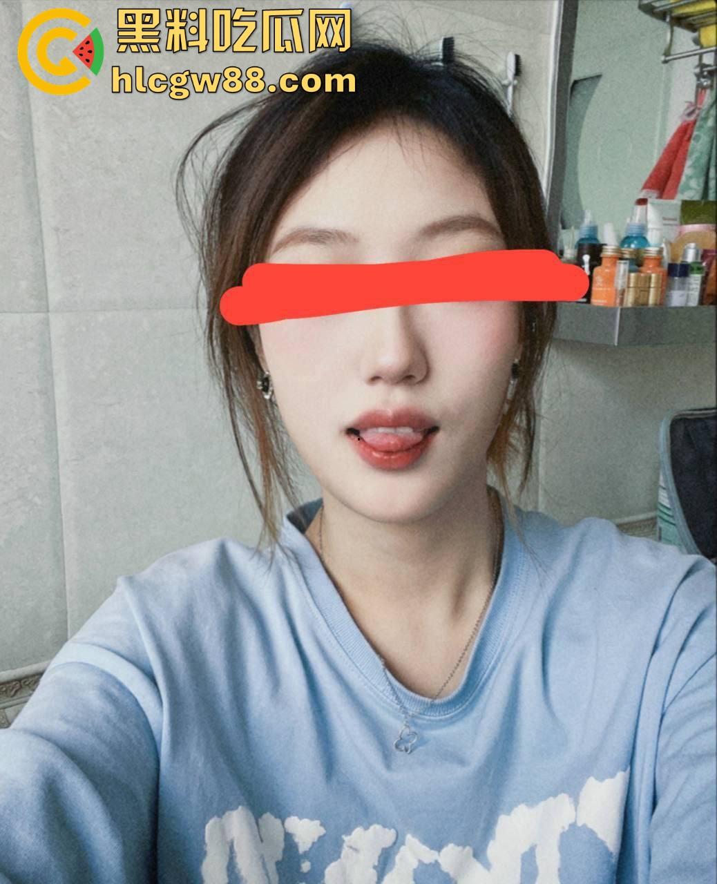 佛山美宜家便利店小妹【方丽梁】带去吃个烤肉就拿下，素颜有点吓人床上情绪价值拉满，被干到翻白眼！