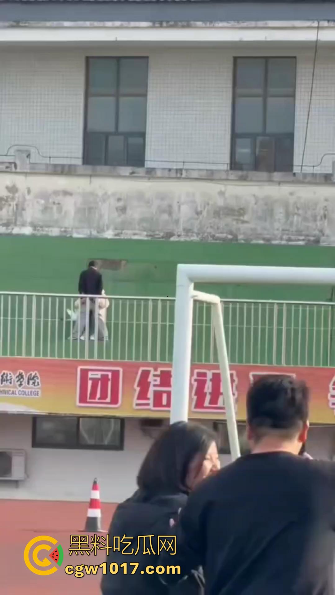 信阳职院操场上演活春宫!女友在操场观众席当众跪舔 脱衣揉胸,被数百手机围拍也熟视无睹!