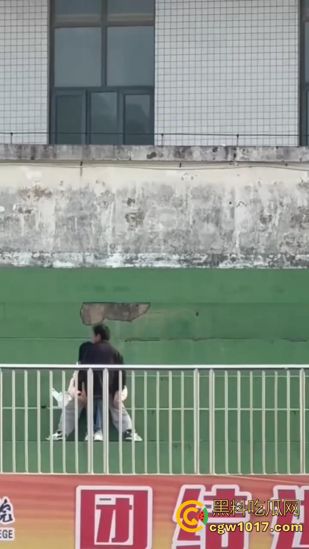 信阳职院操场上演活春宫!女友在操场观众席当众跪舔 脱衣揉胸,被数百手机围拍也熟视无睹!