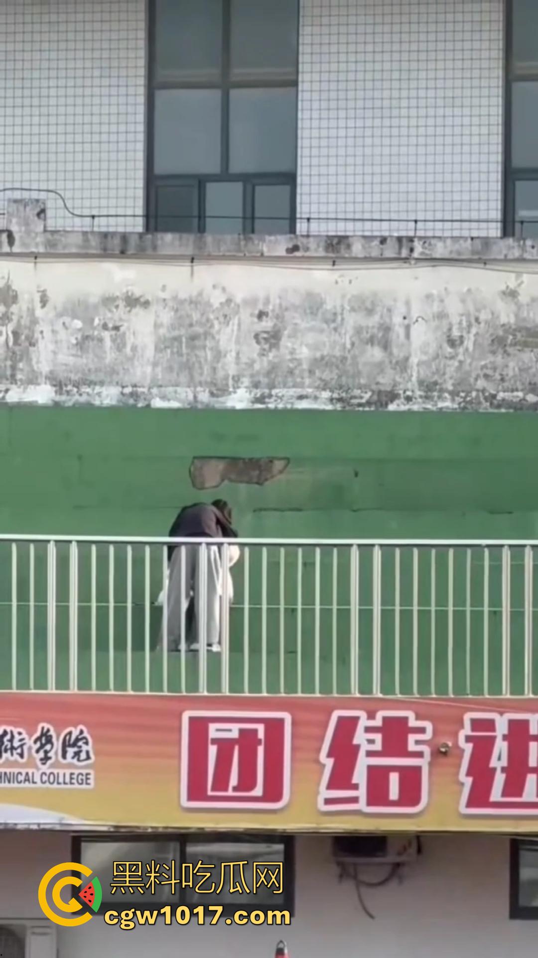 信阳职院操场上演活春宫!女友在操场观众席当众跪舔 脱衣揉胸,被数百手机围拍也熟视无睹!