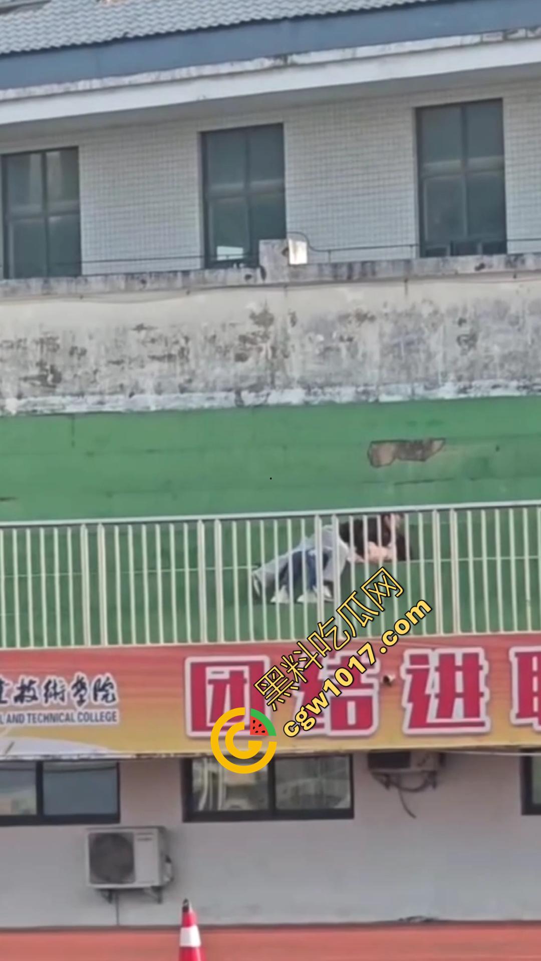 信阳职院操场上演活春宫!女友在操场观众席当众跪舔 脱衣揉胸,被数百手机围拍也熟视无睹!