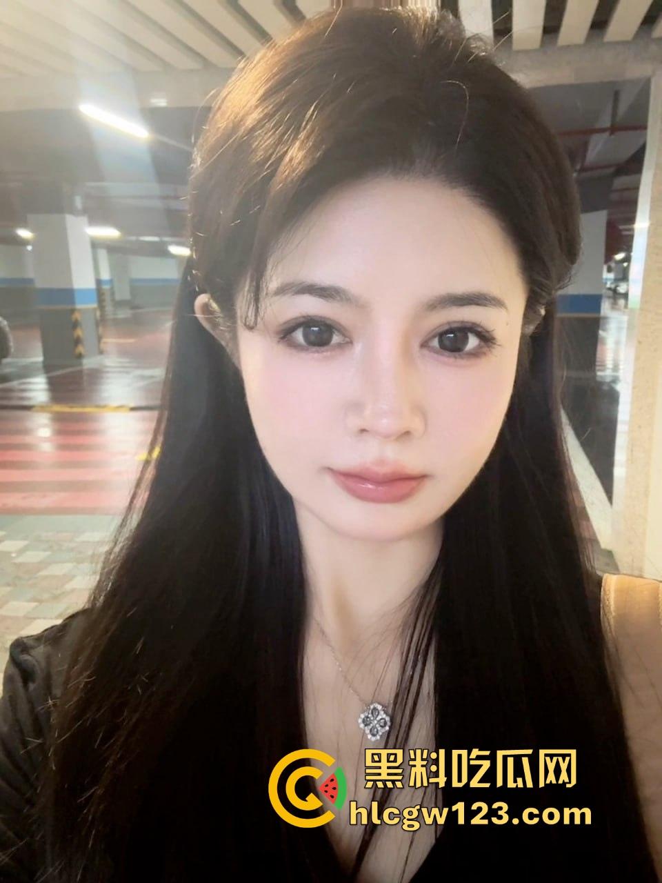 南京女秘书请假说去汇报方案,转身就跟金主爸爸开房,趴窗边奶子半露掀裙就开操,酒店落地窗上全是水!