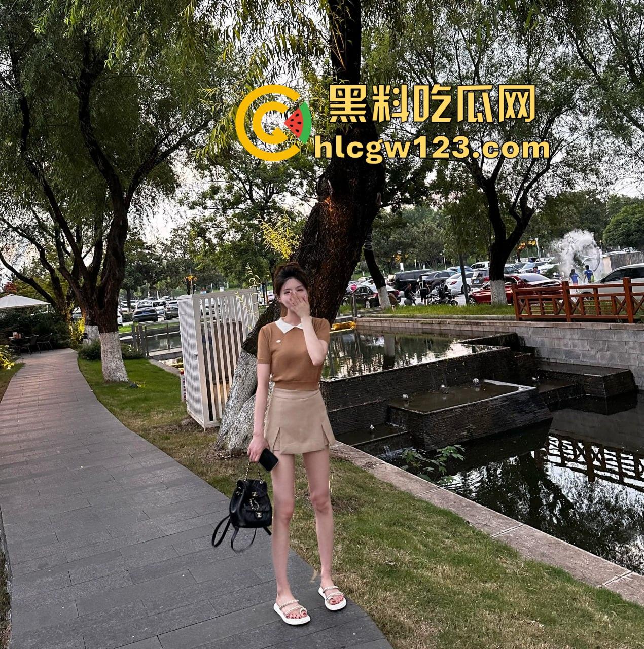 南京女秘书请假说去汇报方案,转身就跟金主爸爸开房,趴窗边奶子半露掀裙就开操,酒店落地窗上全是水!