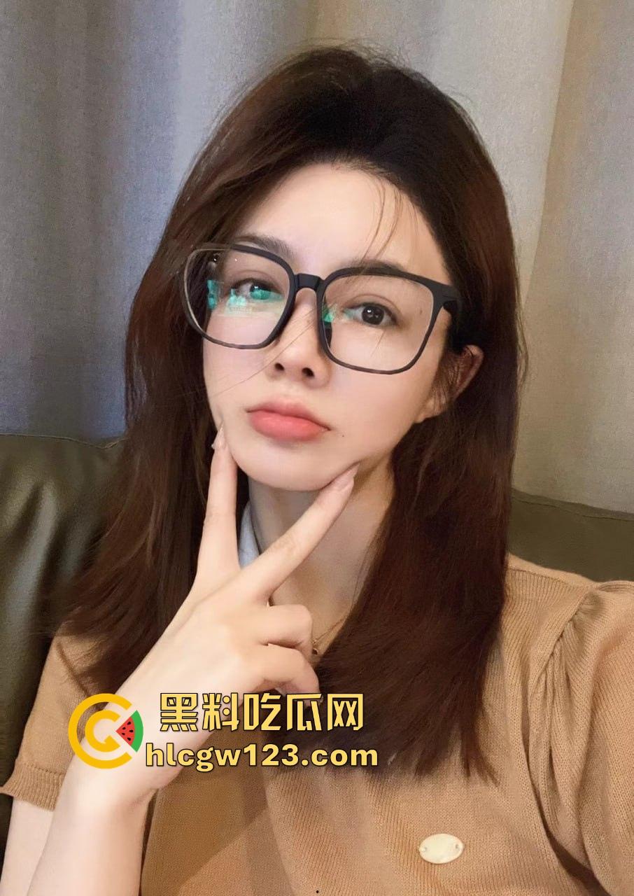 南京女秘书请假说去汇报方案,转身就跟金主爸爸开房,趴窗边奶子半露掀裙就开操,酒店落地窗上全是水!