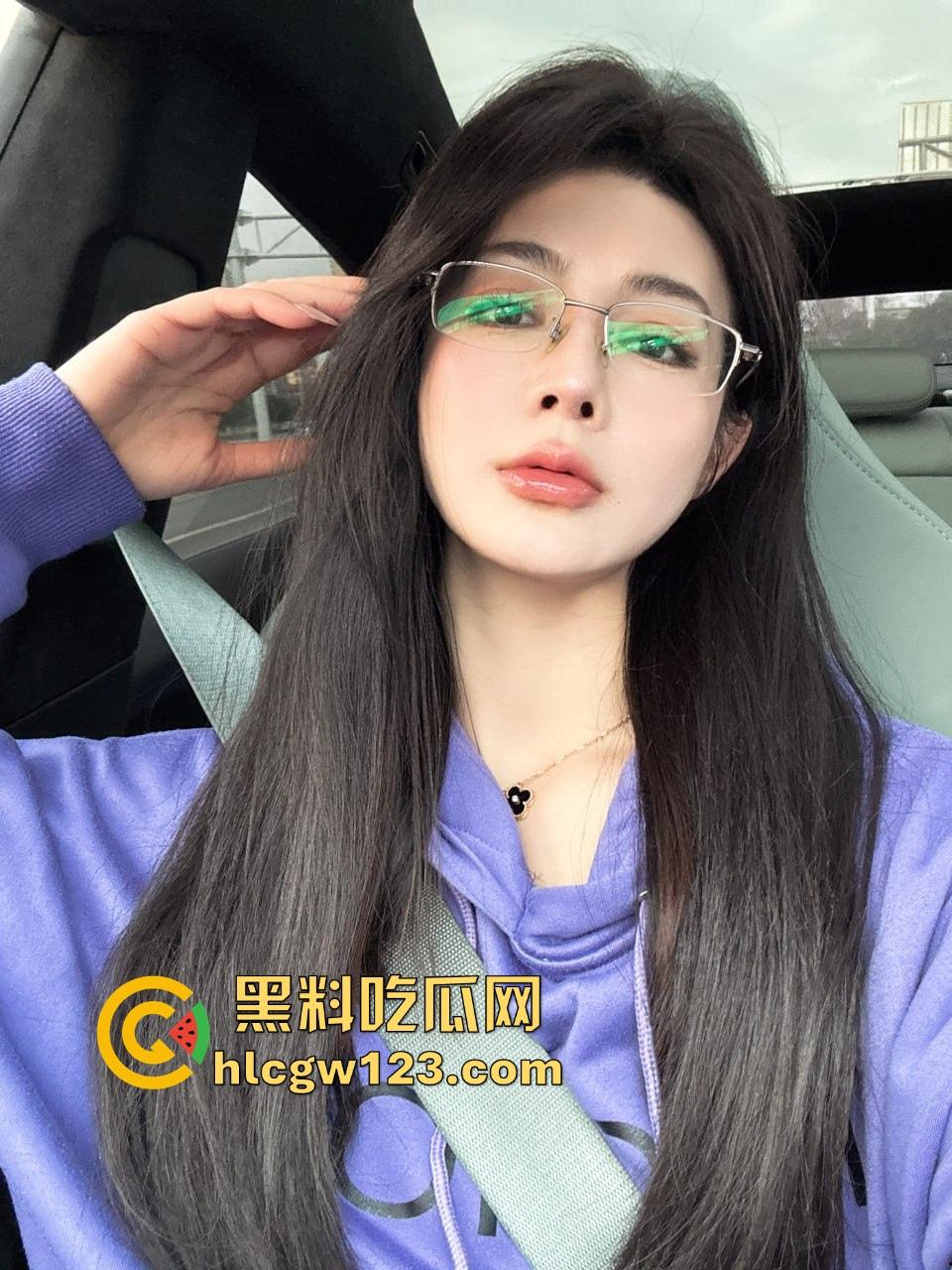 南京女秘书请假说去汇报方案,转身就跟金主爸爸开房,趴窗边奶子半露掀裙就开操,酒店落地窗上全是水!