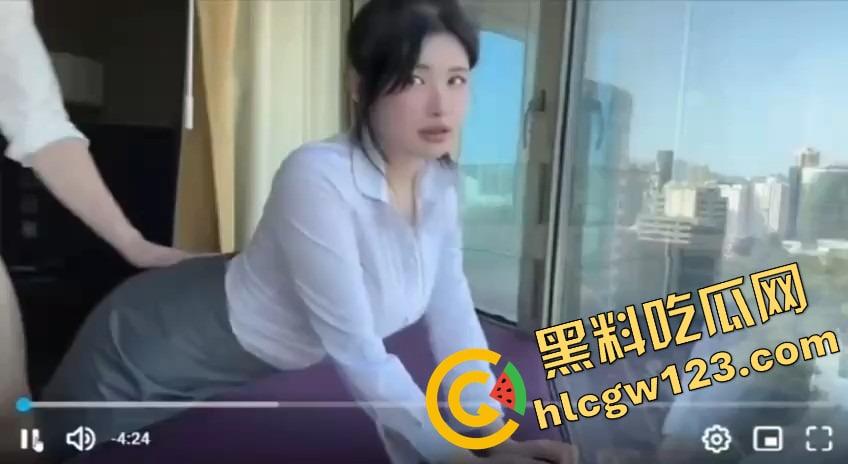 南京女秘书请假说去汇报方案,转身就跟金主爸爸开房,趴窗边奶子半露掀裙就开操,酒店落地窗上全是水!