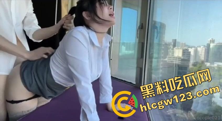 南京女秘书请假说去汇报方案,转身就跟金主爸爸开房,趴窗边奶子半露掀裙就开操,酒店落地窗上全是水!