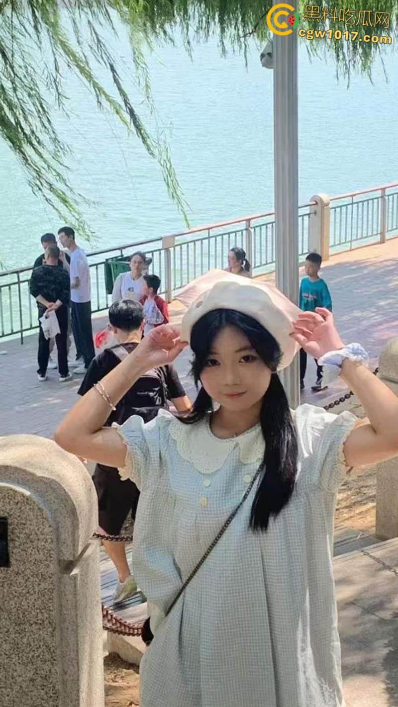 约炮大神【石先生】,约炮极品JK小萝莉,跪地口交被按头深喉,粉裙掀起美腿大开狂操,娇滴滴的呻吟超诱人!