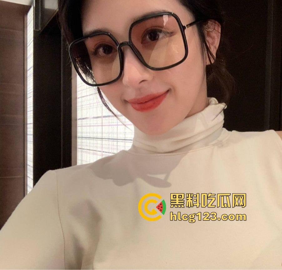 广州轻工学院王瑶琴打飞机手法堪比技师！黑丝情趣内衣边干的浪叫，爽得让人眼红！