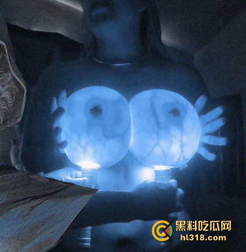 教大家如何分辨假胸，其实假胸跟灯罩一个道理，打灯上去就会完全透，宛如一个宇宙飞船！