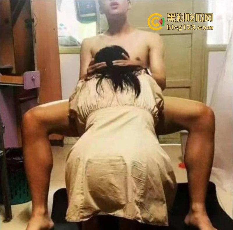 想交一个绿帽兄弟了!【邵阳学院七里坪校区】顶级变态绿帽男将老婆送给两个男大学生玩弄 自己在旁边观战