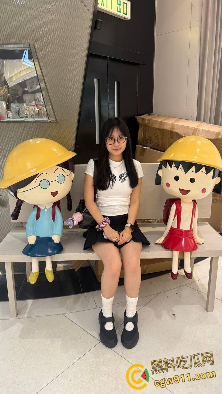 香港清纯学生妹【朱双双】，户外露脸口交，白袜校服跪舔男友大屌，内裤挂在腿上被抬腿后入，还颜射一脸 ！