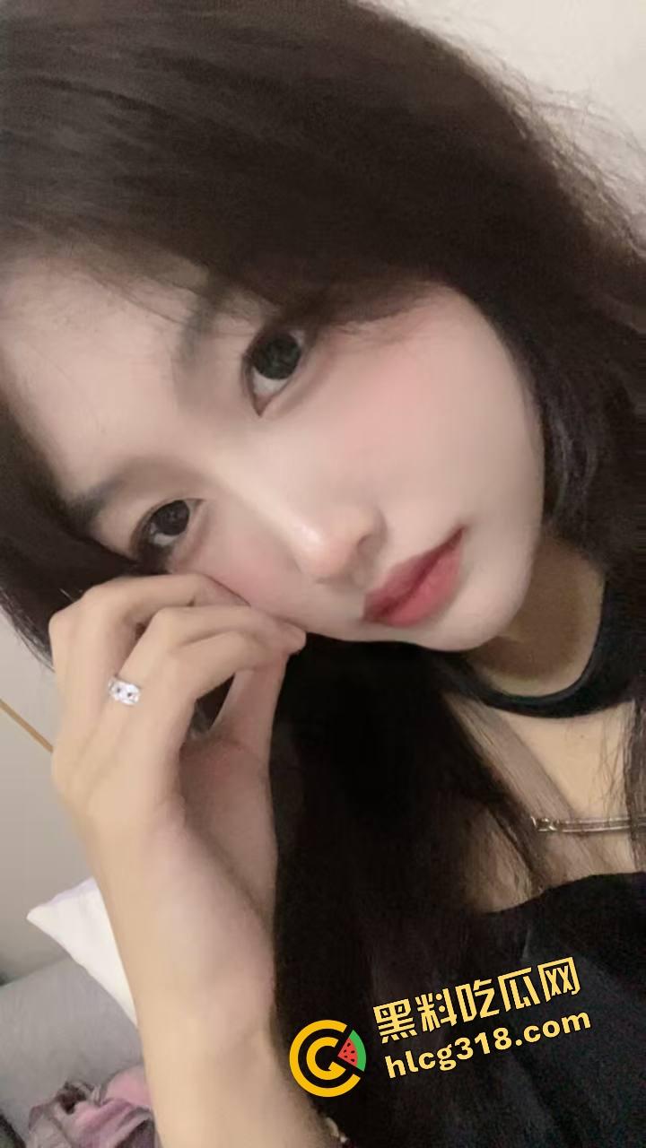 女友被操完回来复盘细节，当着闺蜜面喊爽，回来还细细讲给男友听，绿帽男听完差点哭着射了