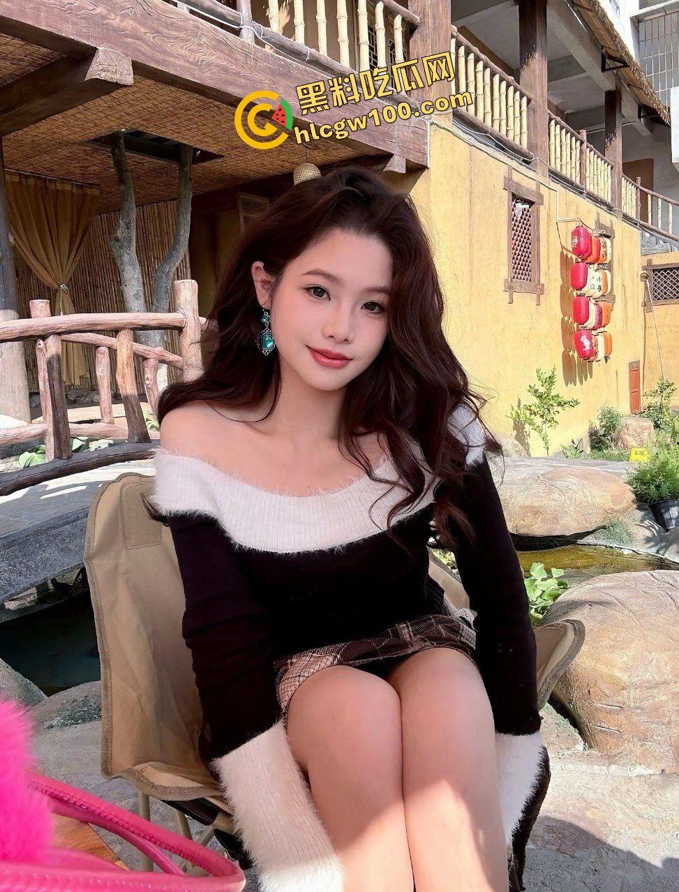 广西柳州韵味骚贱反差婊【谢萌】发骚自拍阴唇喷水，精神小伙暴力后入塞满骚逼！独家曝光流出！