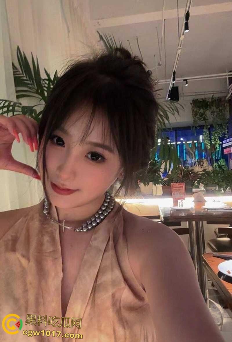 重庆小美女【王妍欣】,颜值堪比幼版杨幂,私下穿JK黑丝约炮后入,舔蛋撸管榨精,花活淫技赛东莞!