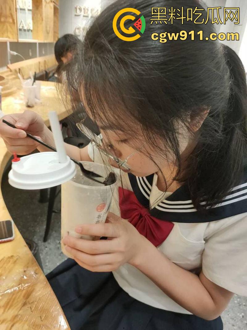 天上的飞机最快，地上的眼镜最骚！湖北师范母狗【周梦梦】，身材极品反差小母狗，做爱视频流出！