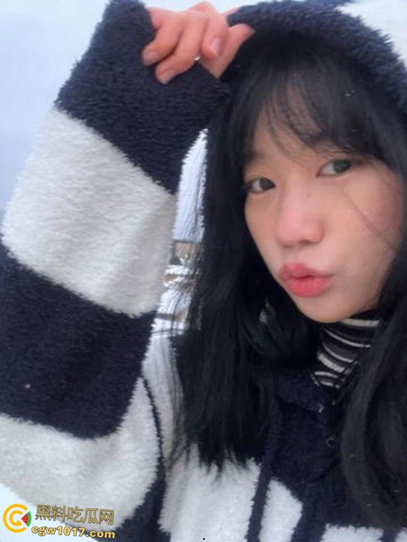 西安外国语大学【沈莉莉】，反差眼镜妹被男友调教日常，可爱女仆害羞捂脸，口爆颜射后还比耶自拍 ！