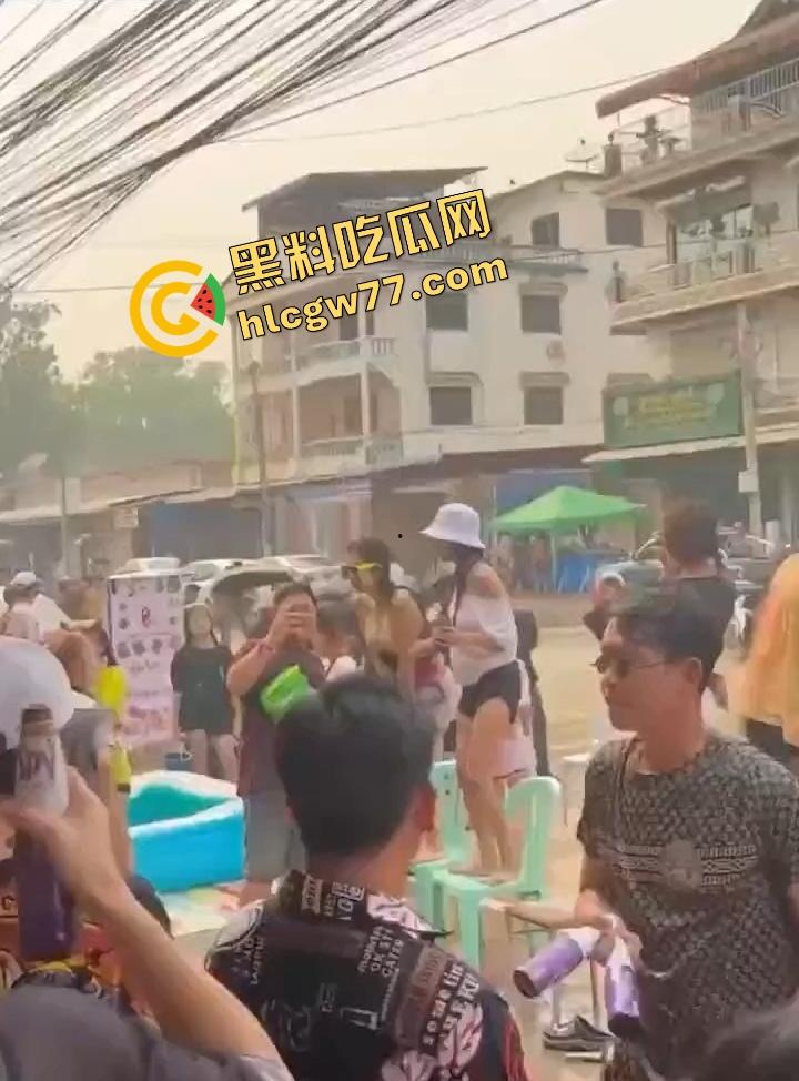 柬埔寨泼水节炸裂 绿框眼镜白奶极品妹子当街脱奶罩裸舞 巨乳摇爆全场 活菩萨级骚到飞起！