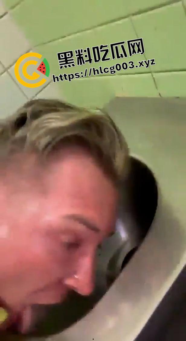 恶心到推特删帖!德国政客公共厕所舔马桶 嗦马桶刷子 太变态了