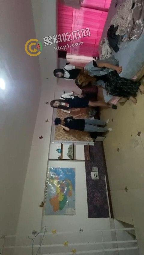 出租屋惊现霸凌事件!精神小伙小妹操控女孩,出租屋成霸凌舞台!