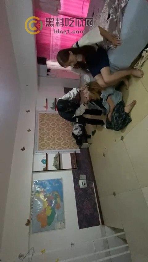 出租屋惊现霸凌事件!精神小伙小妹操控女孩,出租屋成霸凌舞台!