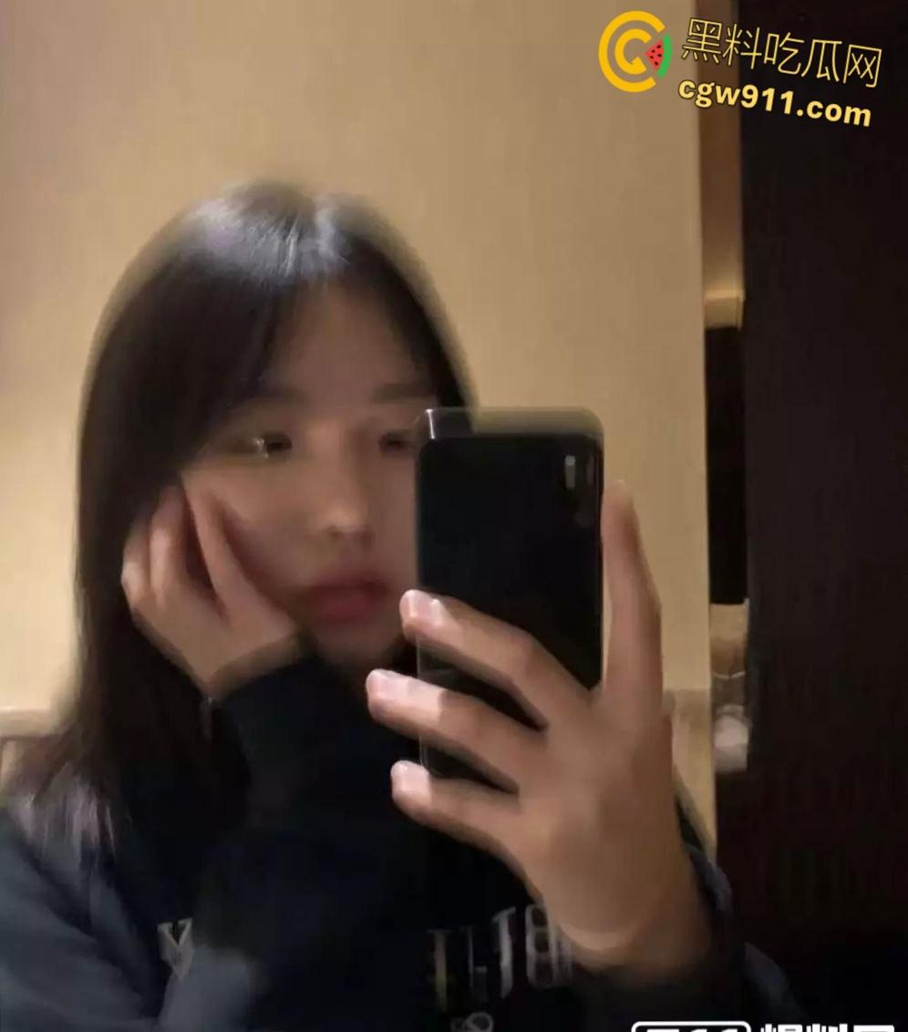 湘潭大学【刘宁】,与男友开房视频流出,清纯外表角色扮演样样都来,情趣黑丝诱惑爆棚,浴室镜前多姿势爆操!