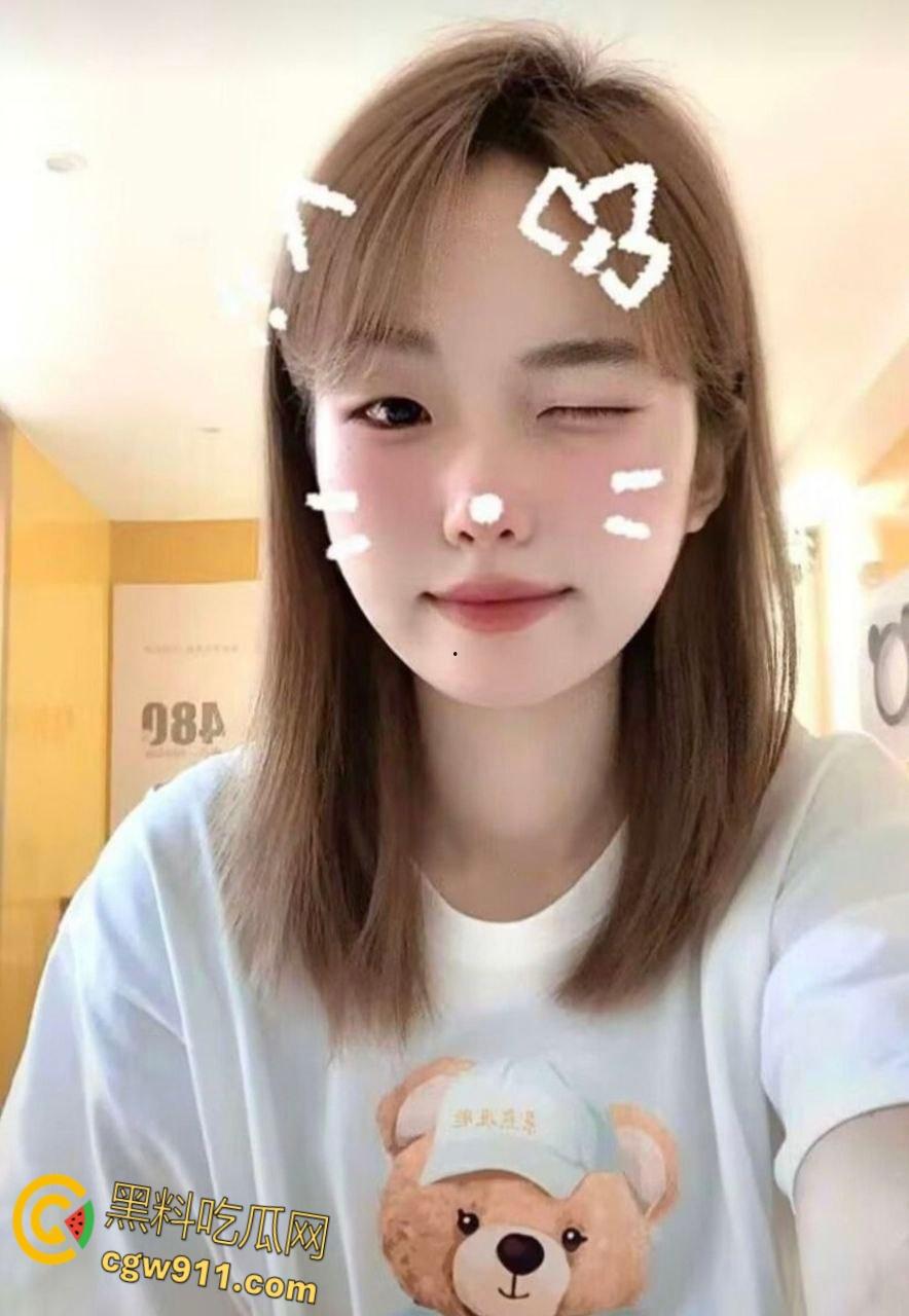 湘潭大学【刘宁】,与男友开房视频流出,清纯外表角色扮演样样都来,情趣黑丝诱惑爆棚,浴室镜前多姿势爆操!